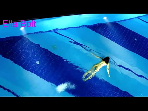 ❤️ म हेर्न रोक्न सक्दिन, जवान गोरा ELLA BOLT रिसोर्ट पूलमा नग्न पौडी खेल्दै समातियो ❤️ सेक्स ❤